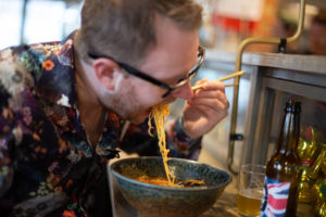 Pierre Orsander äter nudlar hos Pink Head Noodle Bar